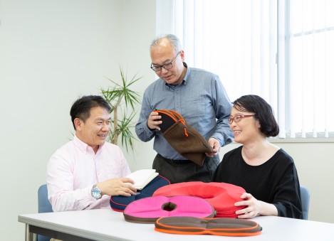 屋外でも安心して過ごせる携帯クッションの開発